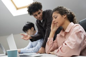 Assédio contra mulheres no ambiente de trabalho (4)