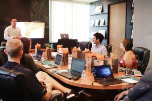 Equipe diversificada trabalhando juntos em práticas de responsabilidade social no setor financeiro